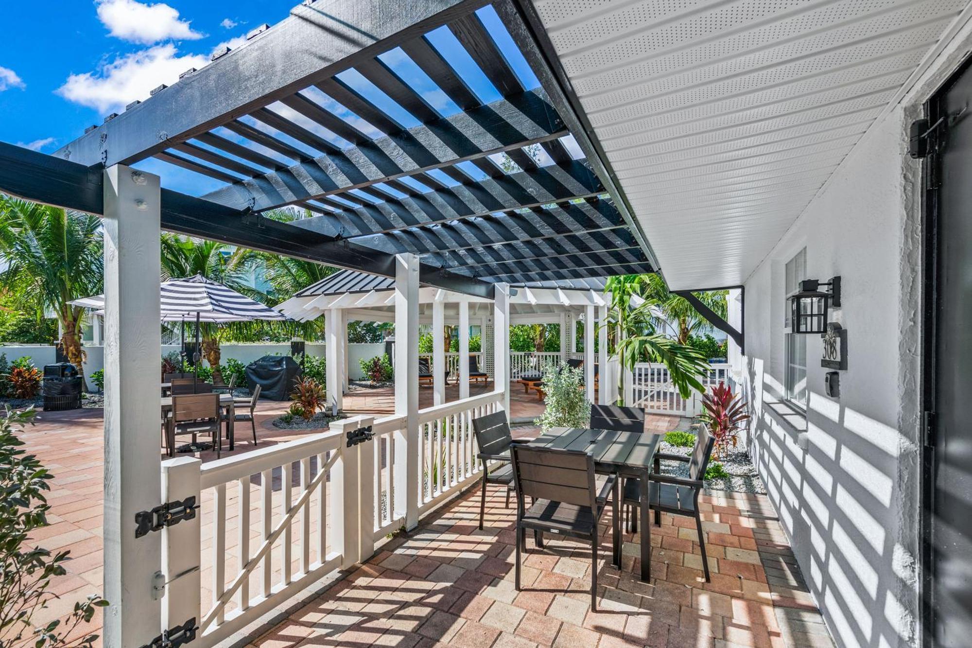 Tropic Isle At Anna Maria Island Inn Bradenton Beach Exterior photo